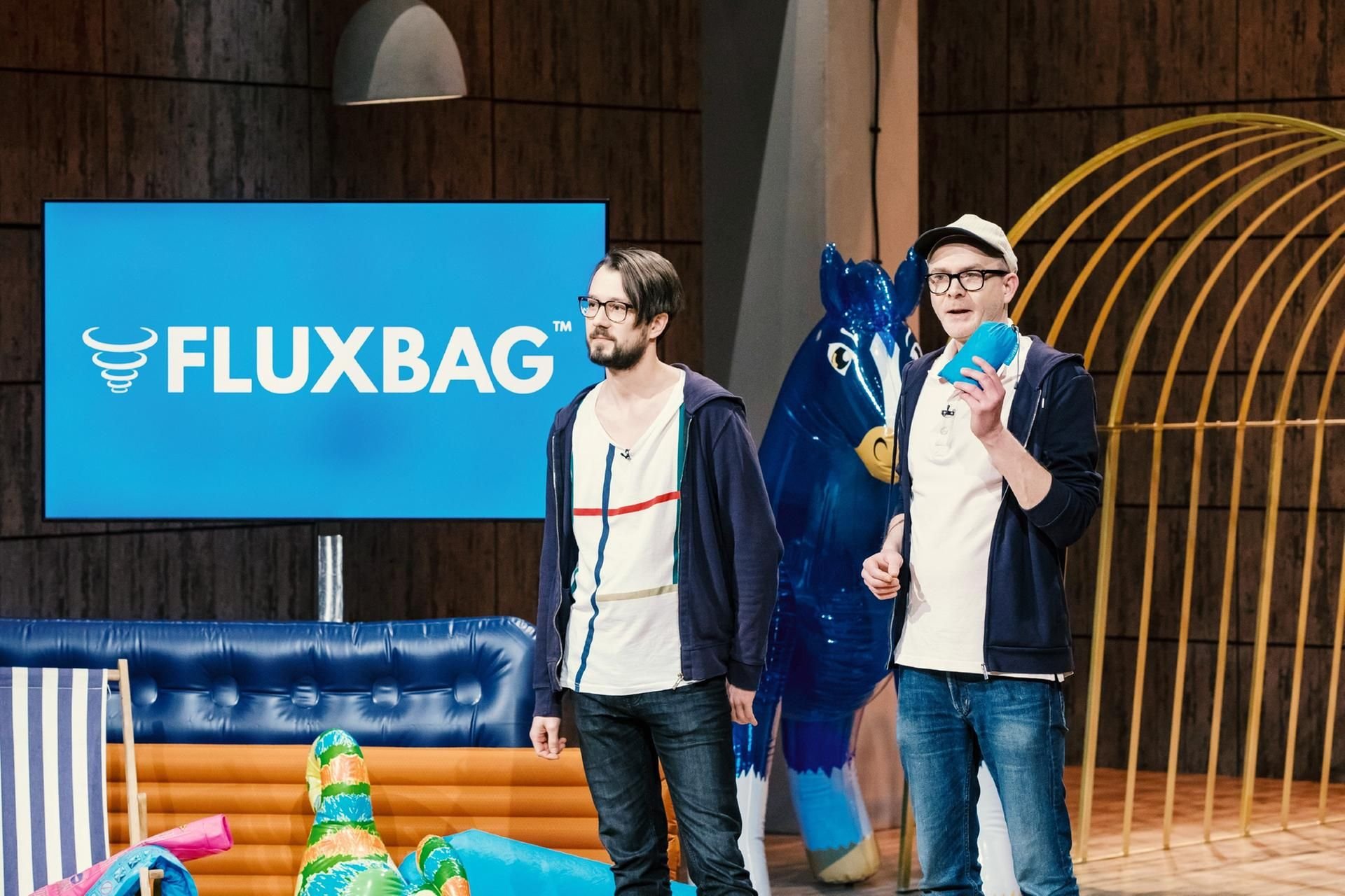 Lucas Richter (l.) und Jens Thiel aus Leipzig präsentieren in „Die Höhle der Löwen" mit „Fluxbag" eine innovative Luftpumpe. Sie erhoffen sich ein Investment von 130.000 Euro.