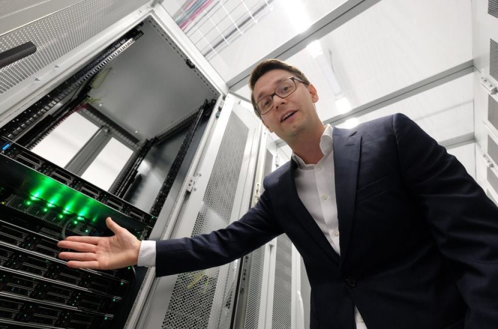 Daniel Hagemeier zeigt die Server, die mehrfach abgesichert sind.