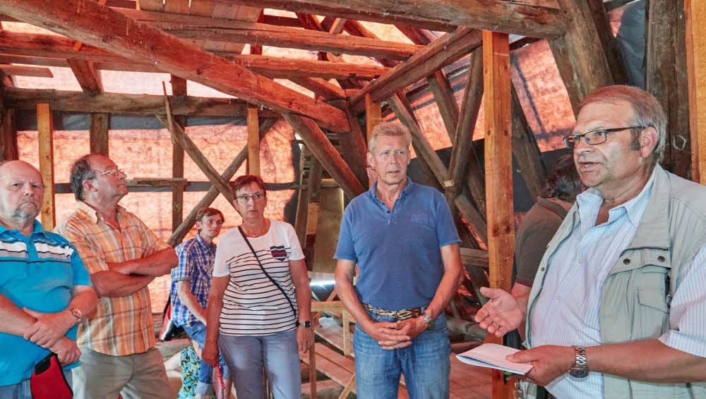 Die Mitglieder des Bau- und Sanierungsausschusses haben sich in dieser Woche ein Bild von den schweren Schäden unterm Dach gemacht.