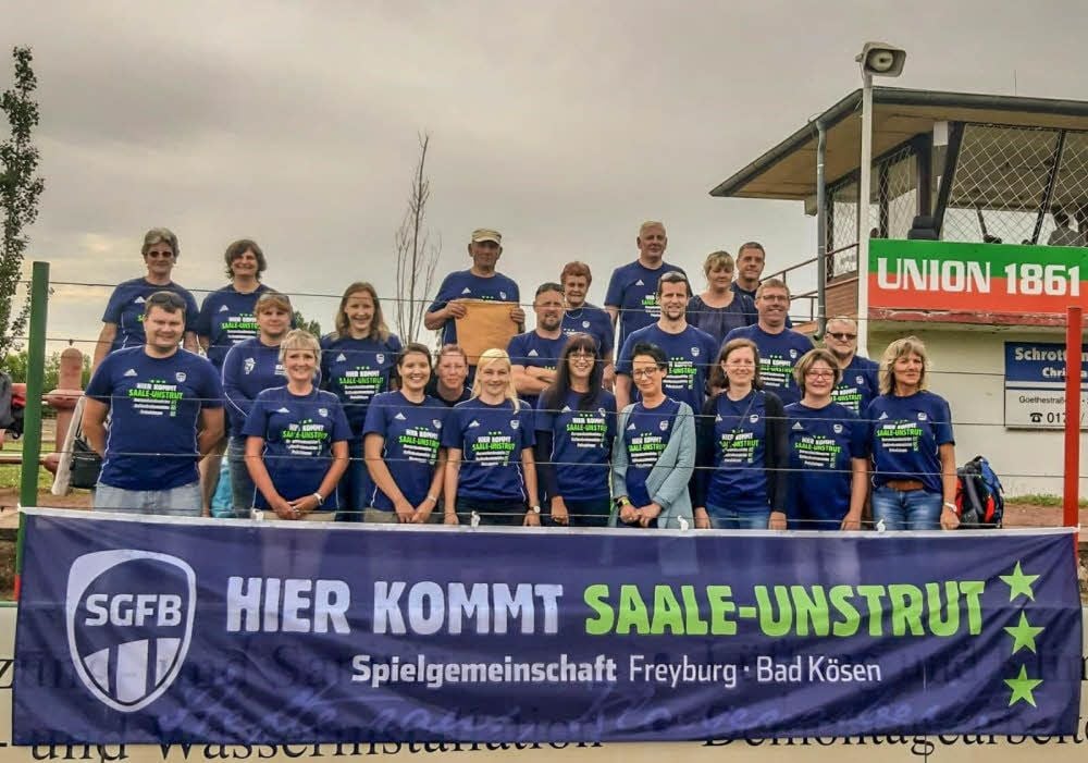 Dies ist nur ein Teil der Fans, die das E-Junioren-Fußballteam der SG Freyburg/Bad Kösen nach Schönebeck begleitet hat.