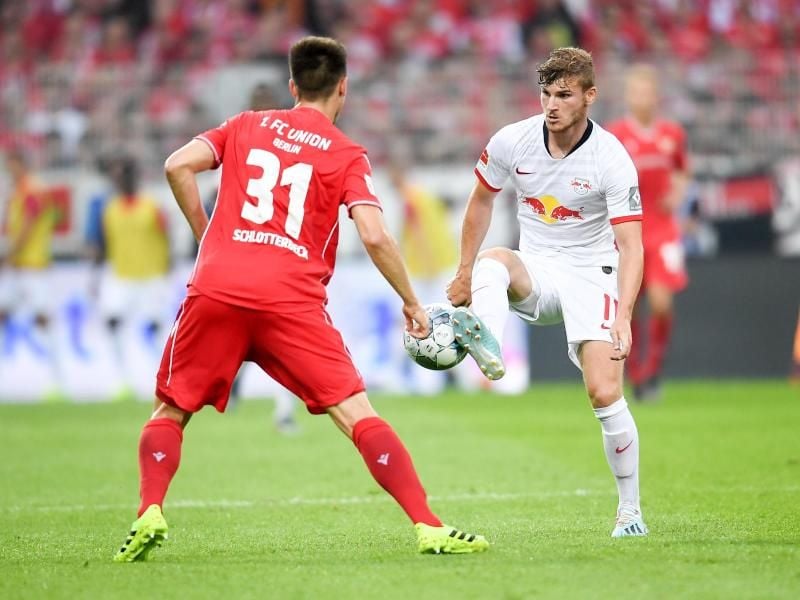 Leipzigs Timo Werner (r) wird Medienberichten zufolge in diesem Sommer nicht nach München wechseln. Foto: Britta Pedersen