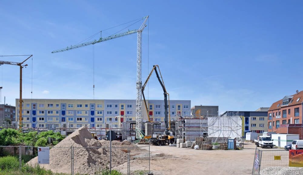 Zurzeit prägen die Baukräne noch das Bild am Neubaukomplex zwischen Burgstraße und Töpferwall. Im Herbst soll Richtfest gefeiert werden.