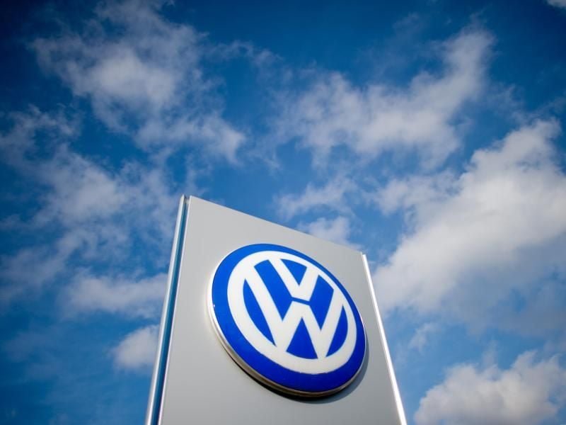 Ein Schild mit einem Volkswagen Logo steht in Hannover. Foto: Julian Stratenschulte/Archiv