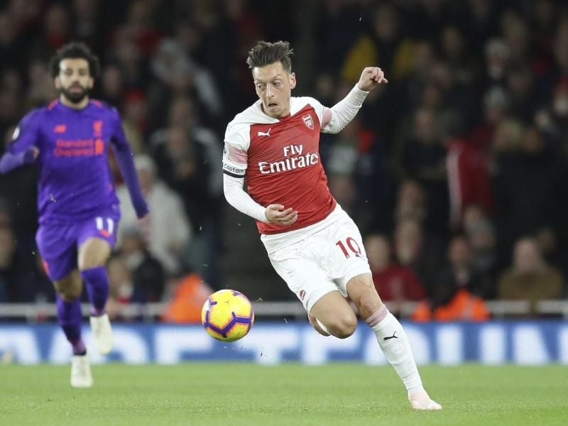 An diesem Wochenende könnte Mesut Özil (r) wieder auf dem Fußballplatz stehen. Foto: Tim Ireland/AP
