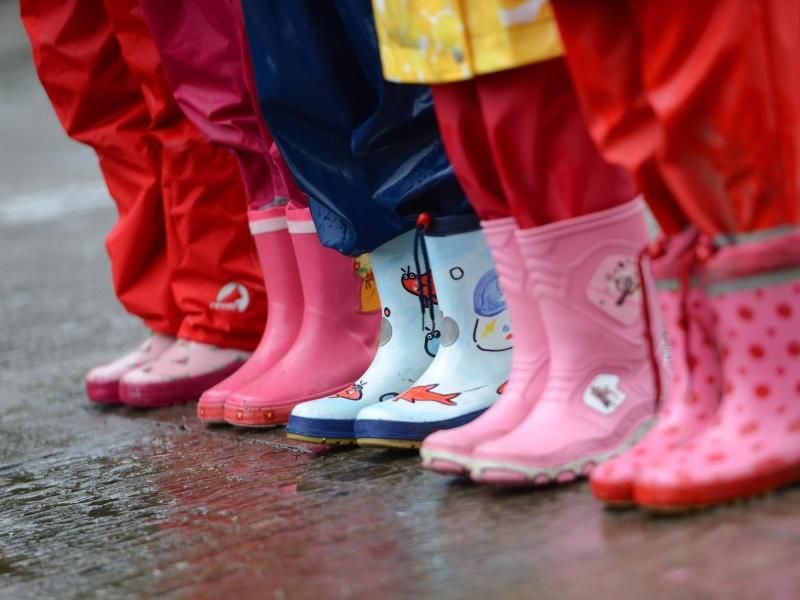 Wenn Kinder mit ihrer Kita-Gruppe für mehrere Tage wegfahren, trägt das zu ihrer Enwicklung bei. Eltern sollten das erst gar nicht zur Diskussion stellen. Foto: Arne Dedert/dpa