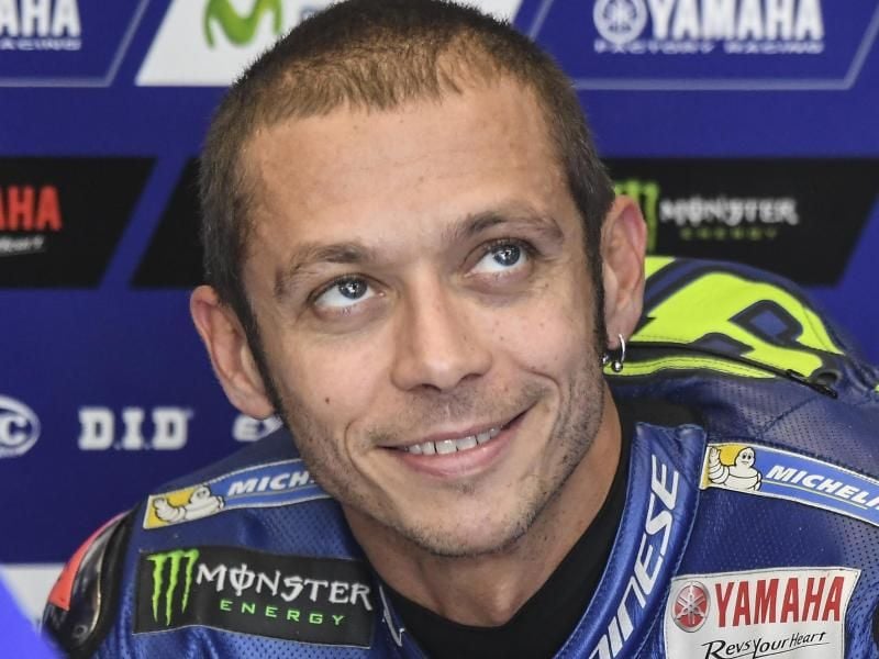 Motorrad-Star Valentino Rossi hat sich bei einem Sturz möglicherweise Brüche zugezogen. Foto: Gaetano Piazzolla/Pacific Press via ZUMA