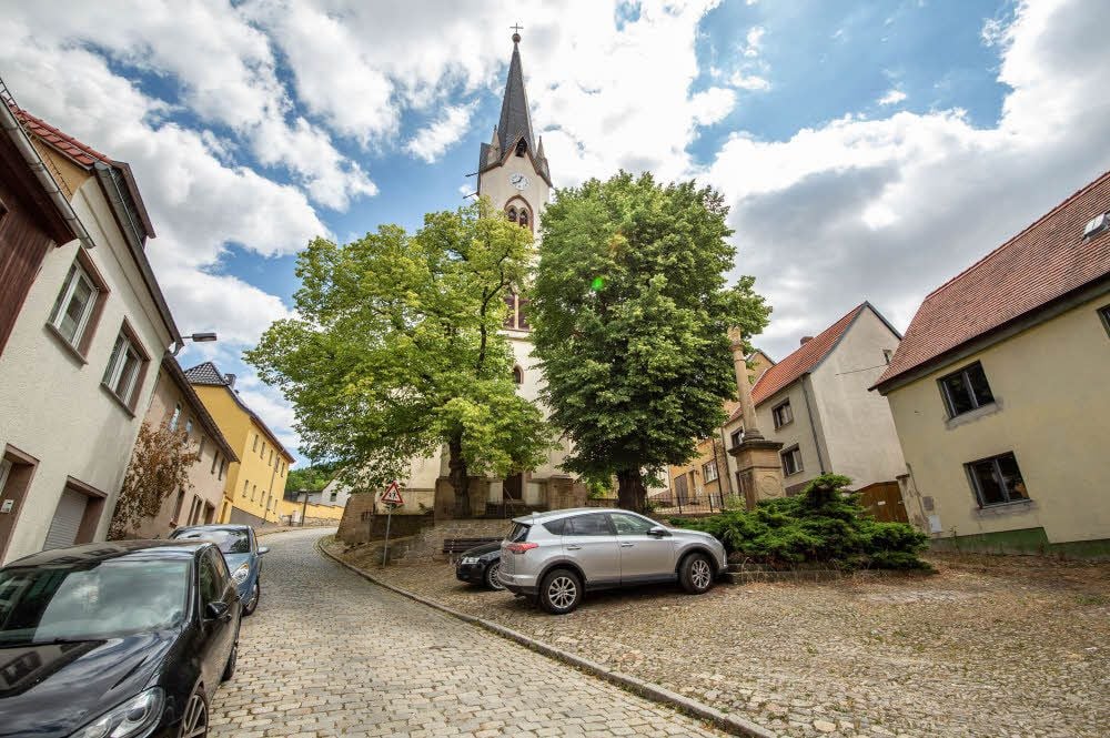 Auch die schönen alten Bäume bestimmen das Bild vor der Osterfelder Lutherkirche.