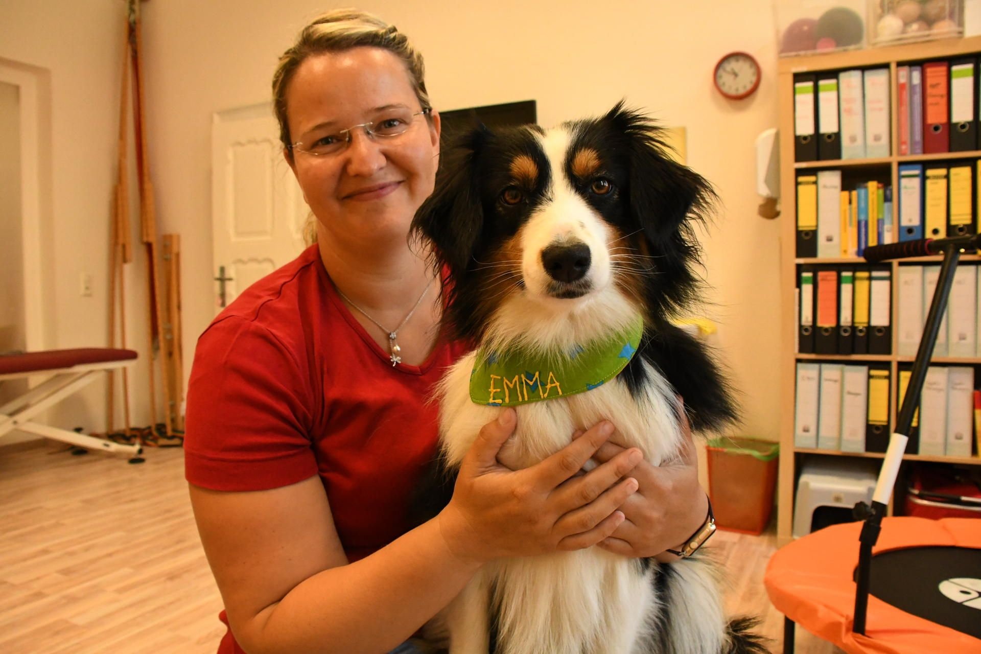 Diana Frank mit ihrem Therapiehund Emma.