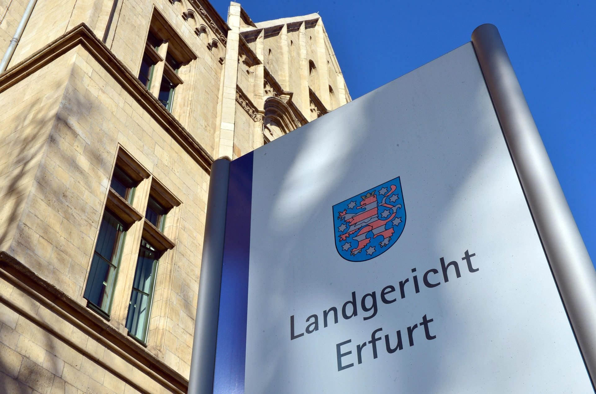 Das Landgericht Erfurt. Zwei Beamte sollen während eines Einsatzes eine Frau vergewaltigt haben. Jetzt stehen sie deswegen vor Gericht.