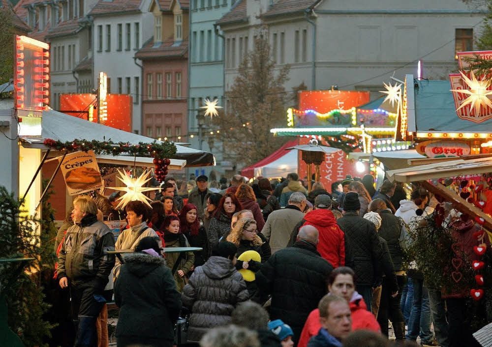 Schon kurz nach der Eröffnung herrscht auf dem Weihnachtsmarkt reger Betrieb.