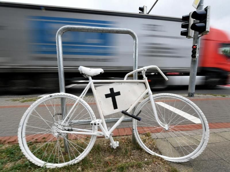 Ein weißes Fahrrad mit einem schwarzen Kreuz erinnert an einen Unfall mit tödlichen Ausgang. Foto: Holger Hollemann/dpa/Archivbild