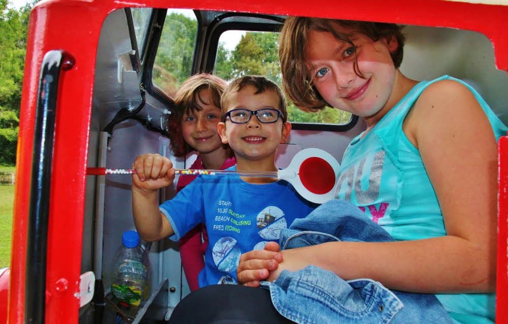 Vanessa, Kai und Sophia (von rechts) haben in der engen Lok Platz genommen und freuen sich auf ihre erste Fahrt mit der Parkeisenbahn.