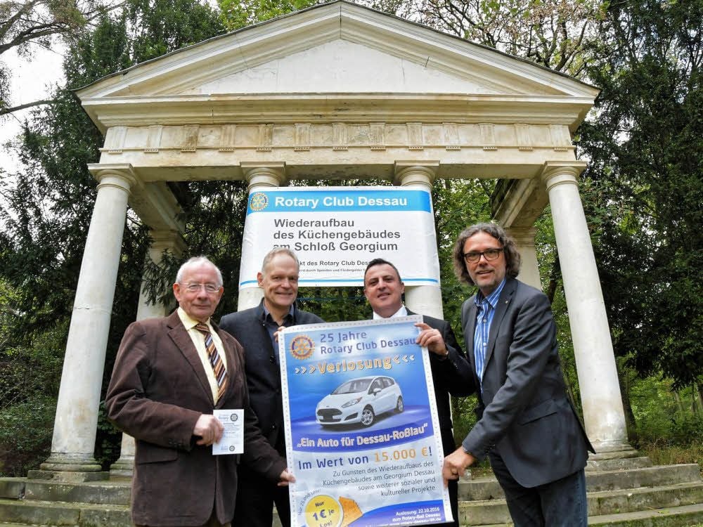 Die Rotarier Engelbert Seeber, Rudolf Lückmann, Sven Stoye und Carsten Schneeweiß (v.l.n.r.) werben für das nächste Projekt ihres Clubs. Das Küchengebäude soll wieder aufgebaut werden.