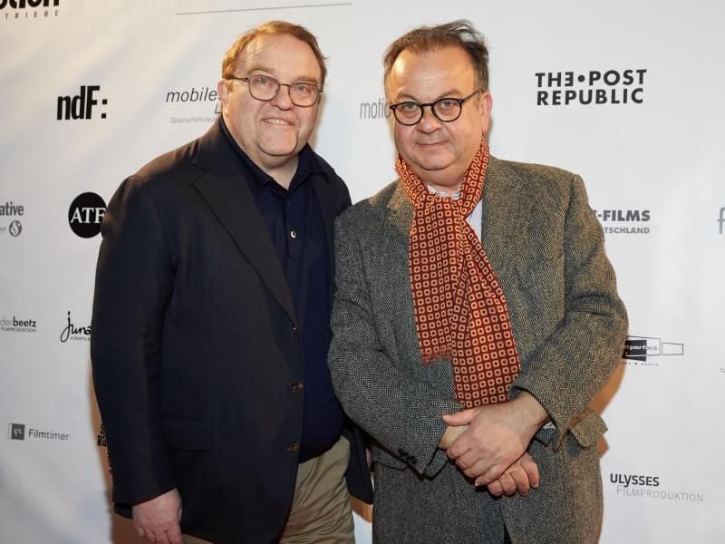 Der Schauspieler Gustav Peter Wöhler (l) und der Leiter des Filmfests Hamburg, Albert Wiederspiel. Foto: Georg Wendt/Archiv