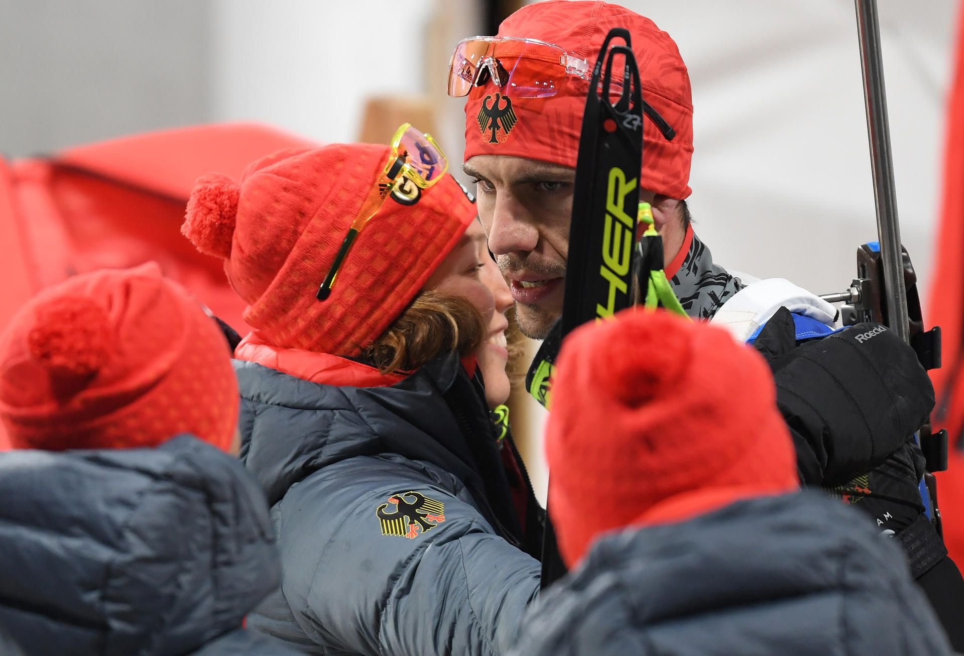 Arnd Peiffer wird von den Kollegen, hier Laura Dahlmeier, getröstet.