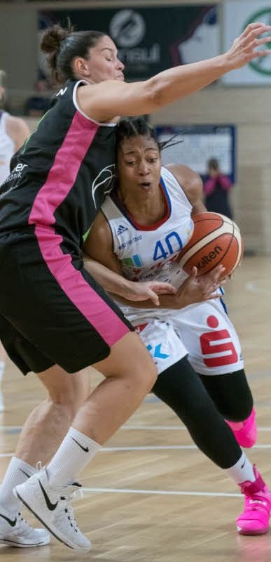 Kaneisha Horn (r.) kämpft sich gegen Jessica Höötmann durch.