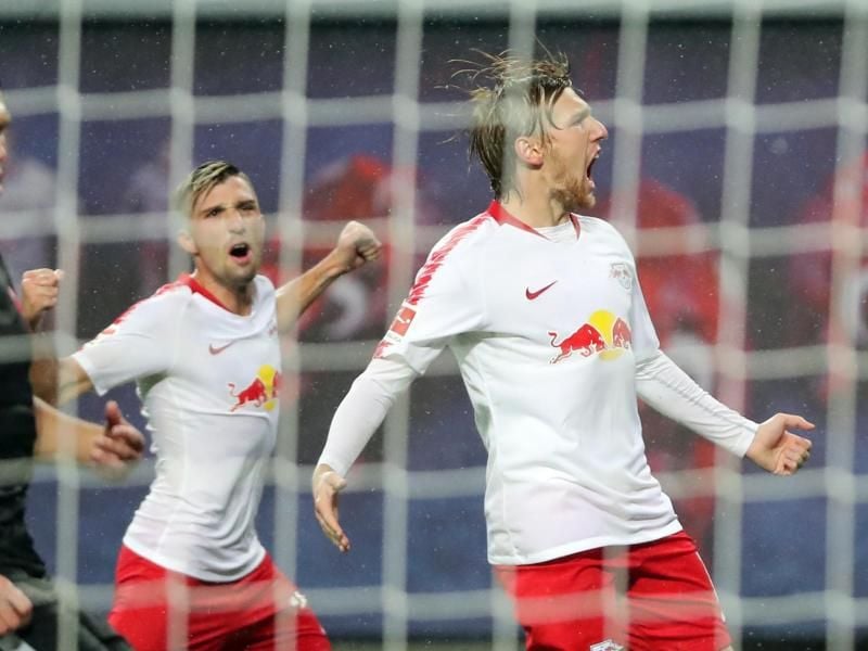 Emil Forsberg (r) feiert seinen verwandelten Elfmeter. RB Leizig siegt in letzter Minute mit 3:2 gegen Sorja Luhansk. Foto: Jan Woitas