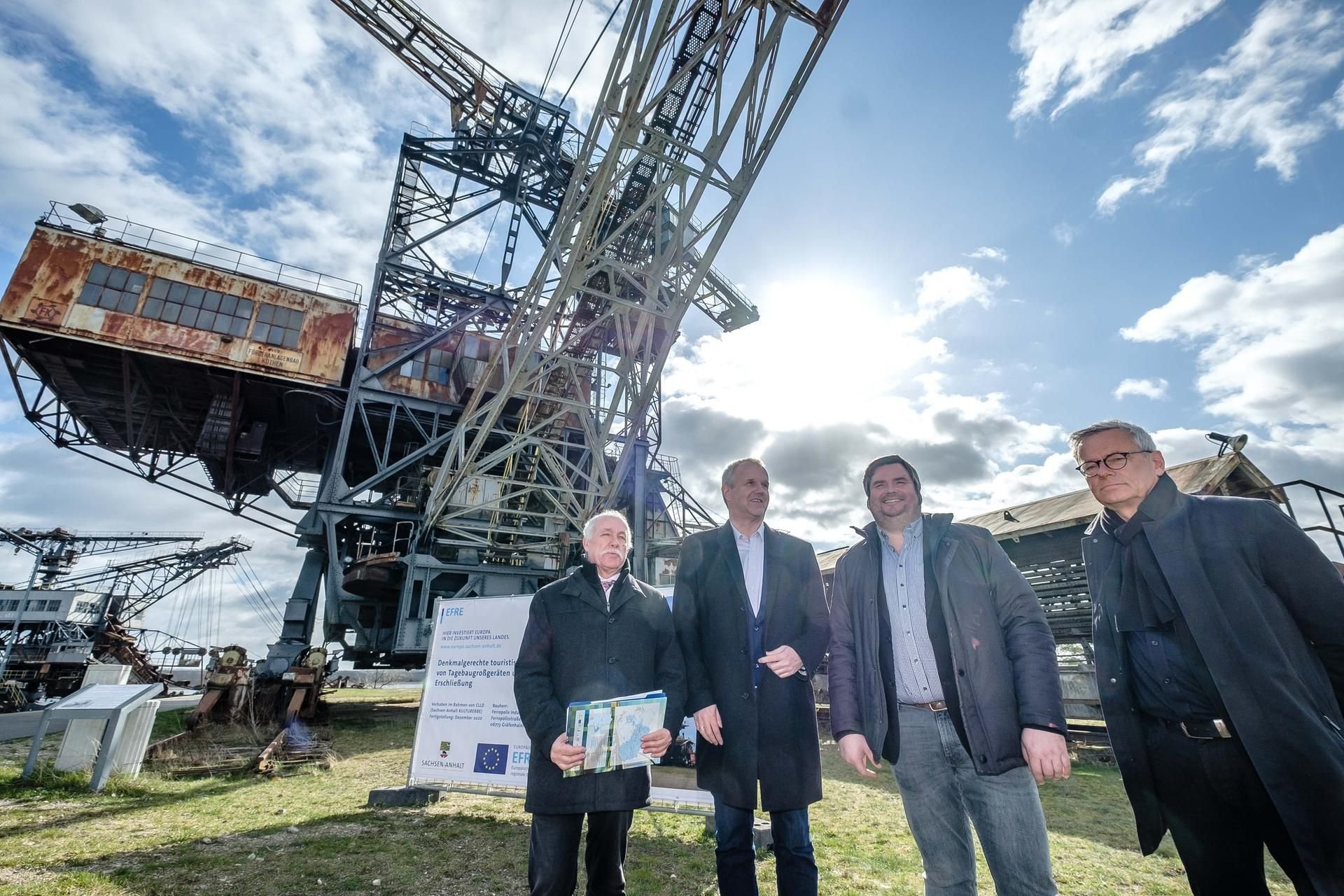 Landrat Jürgen Dannenberg, Ferropolischef Thies Schröder, Bürgermeister Enrico Schilling und Leader-Manager Wolfgang Bock vor der Medusa, die für Personen mit Handicap ertüchtigt werden soll.