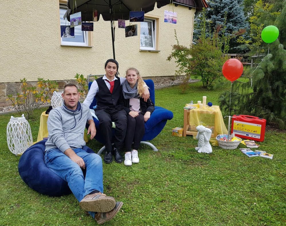 Hausmeister Mike Baumann hat es sich mit Ali Kadro sowie Anne Engel (v.l.) in der „Chill-Lounge“ gemütlich gemacht.