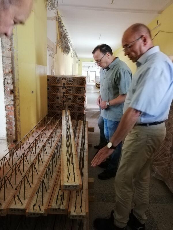 Volker Schulze (vorn) vom Architekturbüro zeigt dem Tröglitzer Ortsbürgermeister Jens Zeyher die neuen Deckenbalken aus Ziegel.