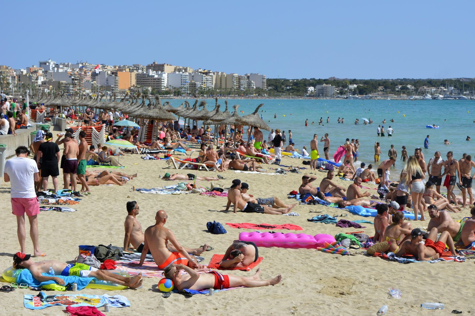 Mit vollen Stränden müssen Mallorca-Urlauber auch im Sommer 2018 rechnen - die Baleareninsel boomt weiterhin.