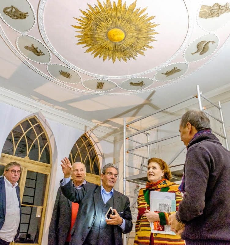 Rolf Budde (Mitte) im Februar 2016: Mit der Übergabe des Raumes „Sonne“ im „Eichenkranz“ in Wörlitz wurde das wohl ehrgeizigste Projekt der Gesellschaft der Gartenreichfreunde offiziell abgeschlossen.