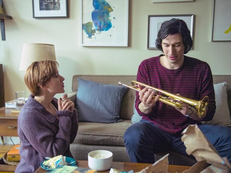 Scarlett Johansson (l) als Nicole und Adam Driver als Charlie in einer Szene des Films "Marriage Story". Foto: Wilson Webb/Netflix/dpa