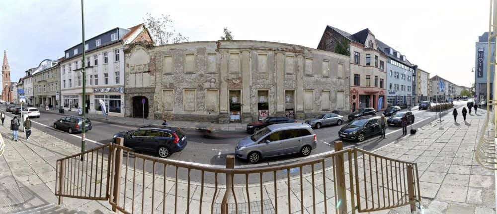 Seit Jahren ein Ärgernis in der Zerbster Straße: Die Ruine des früheren Kristallpalastes.