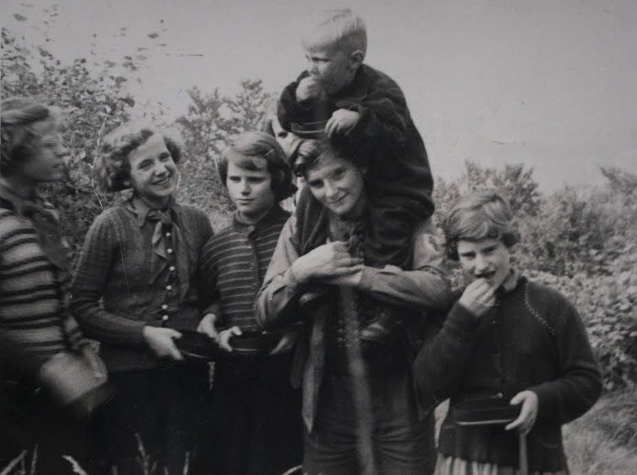 Karin (rechts) musste wieder in das Kinderheim zurück.
