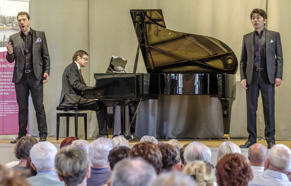 Am Sonntag hat alles gepasst: Im Saal des historischen Gasthofs „Zum Eichenkranz“ erlebte ein zahlreich erschienenes Publikum eine konzertante Opern-Gala, die seit ihrer Premiere in Palma auf Mallorca auch andernorts Erfolge feiert. Und draußen lag Wörlitz mit seiner lieblichen Parklandschaft in vorsommerlicher Sonne. Veranstalter des Musikfests ist die Gesellschaft der Freunde des Dessau-Wörlitzer Gartenreichs.