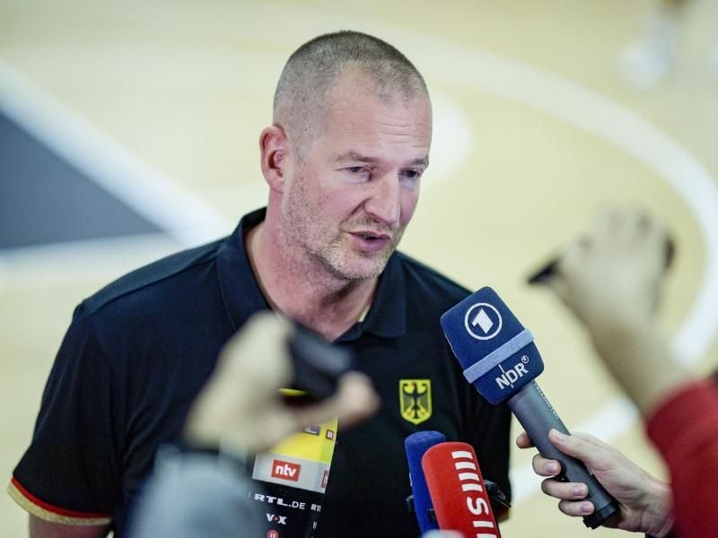 Bundestrainer Henrik Rödl beantwortet beim Medientraining des DBB-Teams Fragen von Journalisten. Foto: Axel Heimken