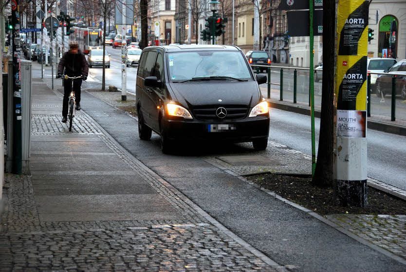 Auch Autofahrer machen Fehler und parken zum Beispiel den Radweg zu.