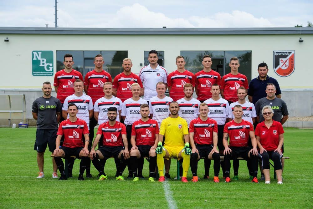 Die erste Mannschaft des SC Naumburg vor der neuen Landesliga-Saison - hinten, v.l.: Bastian Hanisch, Daniel Söll, Arkadiusz Luczynski, Trainer Martin Pastuschek, Jonas Ballin, Lucas Sedivy, Philipp Döring, Sponsor Rudi Kürbs (Firma NBG); Mitte, v.l.: Trainer Matthias Krause, Marcel Müller, Max Müller, Max Grohall, Carl-Noel Hoffrichter, Nejervan Solivani, Steven Krumbholz, Carsten Pieper, Co-Trainer Jörg Hanisch; vorn, v.l.: Lukas Storch, Mahmoud Ajo, Florian Eichstädt, Akid Khalil, Maximilian Derwel, Patrick Hauer, Physiotherapeutin Marion Tomisch.