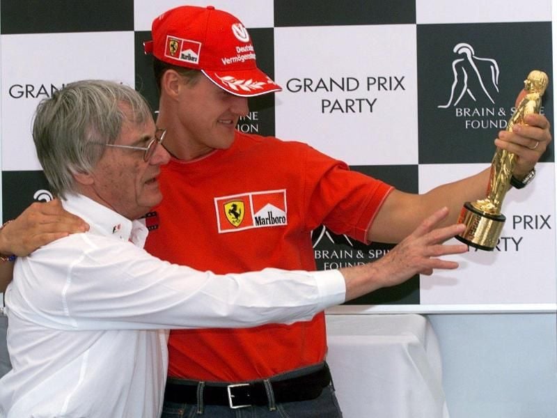 Michael Schumacher (r) und Bernie Ecclestone begutachten den „Bernie”, einen Preis für den Fahrer des Jahres 2000. Foto: Gero Breloer