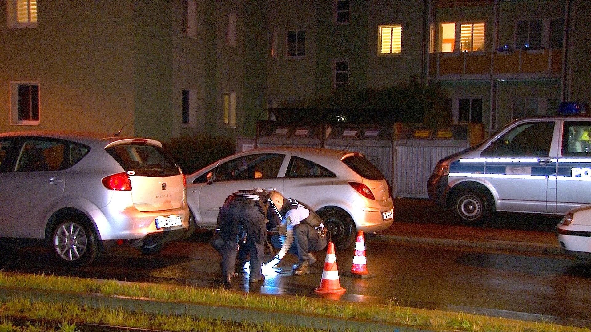 Die Polizei in Magdeburg sichert Spuren am Unfallort.