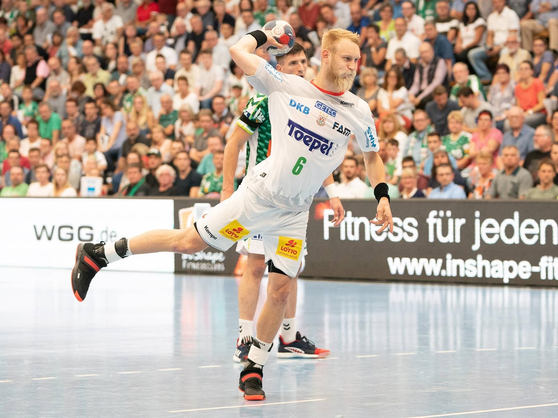 Matthias Musche vom SCM wirft im Spiel gegen Göppingen einen Siebenmeter.