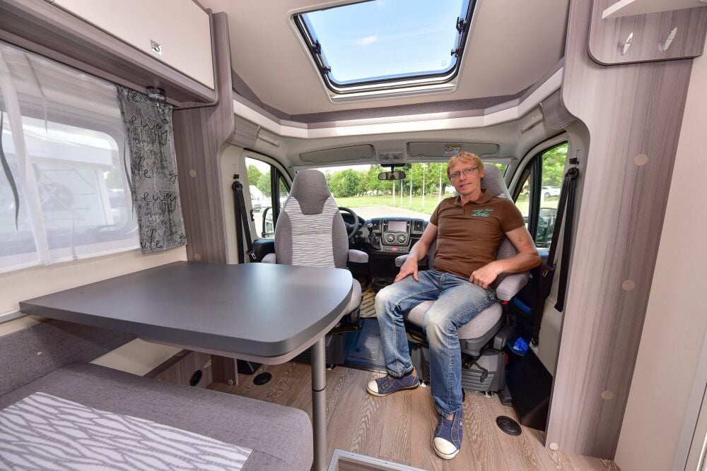 Guido Lehe vom Caravan-Center führt eines seiner Wohnmobile vor.