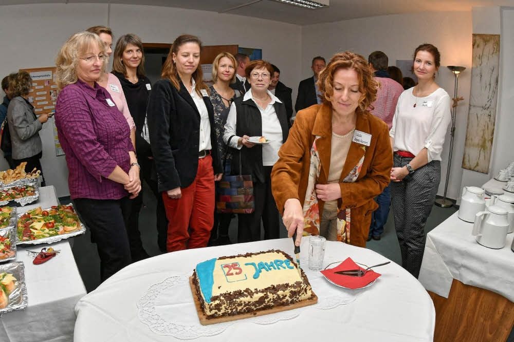 Nicole Tröger-Leinung schneidet die Geburtstagstorte für die Gäste an.