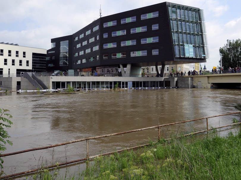 Dieses Archivfoto vom 12. Juni 2013 zeigt die Saale, wie sie sich auf das MMZ stürzt. Die Flut hinterließ einen Schaden von 21 Millionen Euro.