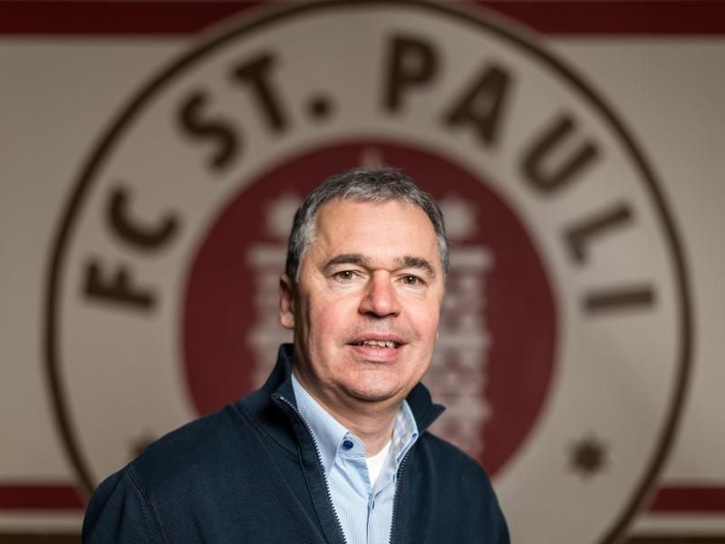 Geschäftsführer vom FC St. Pauli Andreas Rettig vor dem Logo des Vereins. Foto: Lukas Schulze/Archiv