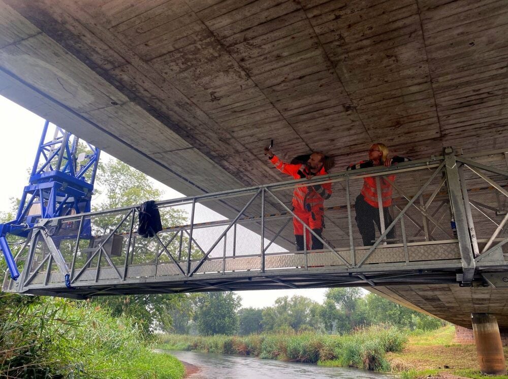 Schadensuche an der Brücke
