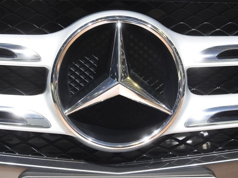 Ein Mercedesstern. Foto: picture alliance / Uli Deck/dpa/Symbolbild