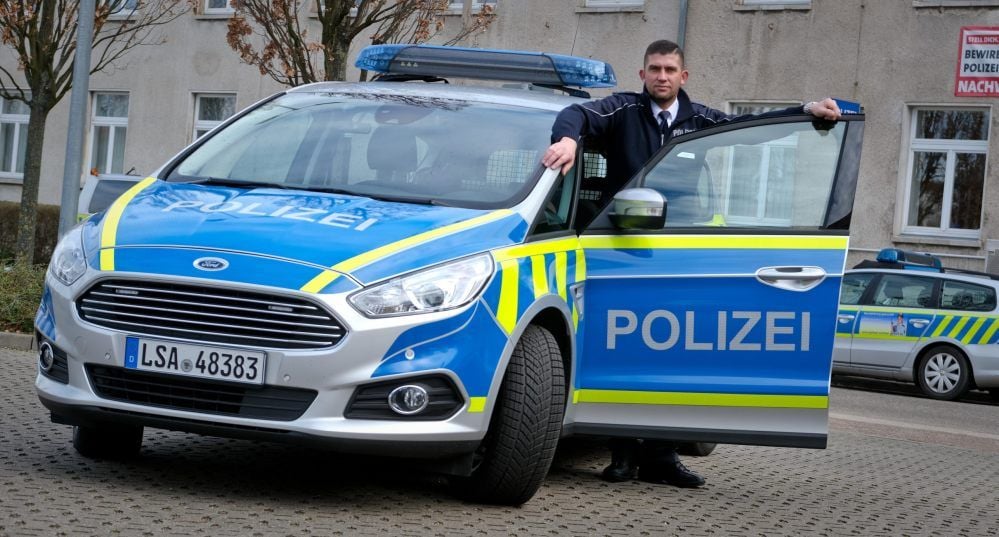 Polizeimeister Marcel Fischer stellt der MZ die neue Generation Polizeiauto vor.