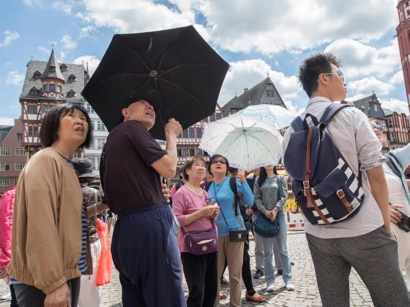 Eine Reisegruppe aus Korea besucht den Römerberg in Frankfurt am Main. Foto: Maximilian Perseke/Archiv