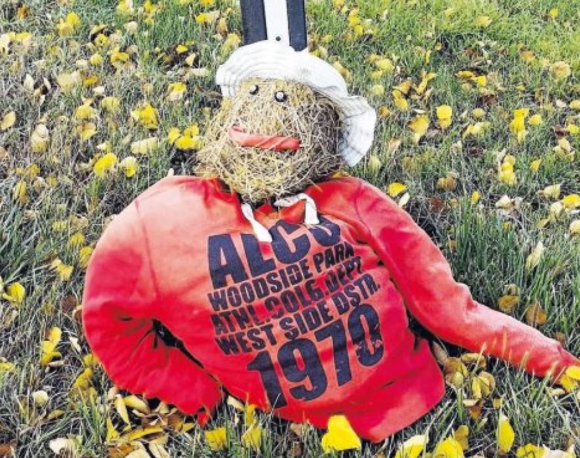Das Oberteil der Strohpuppe lehnte Dienstag an einem Leitpfosten am Ortseingang von Zeitz.