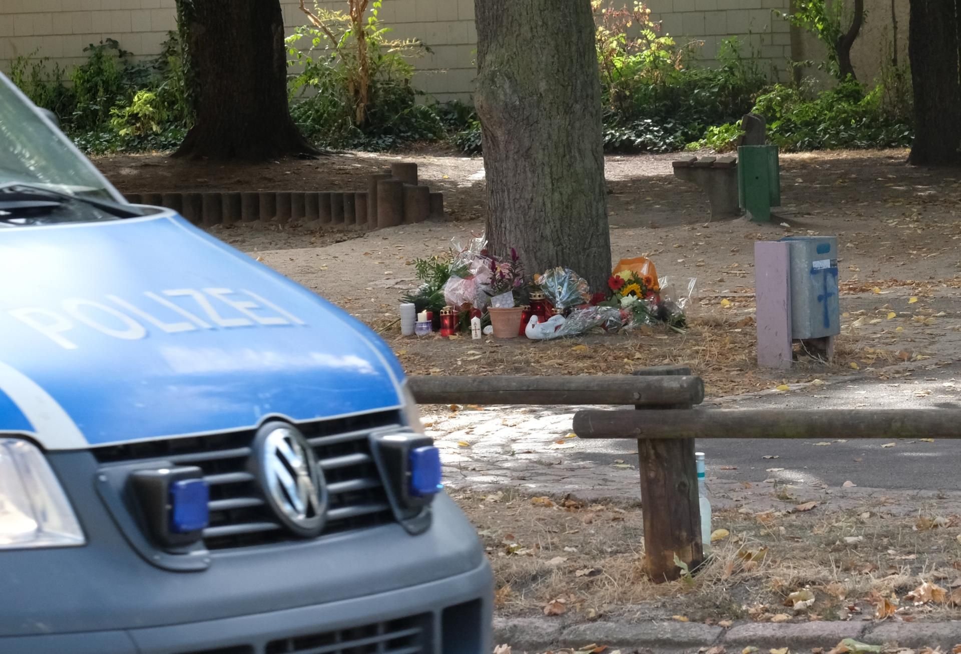 Polizei an einem Trauerort in Köthen