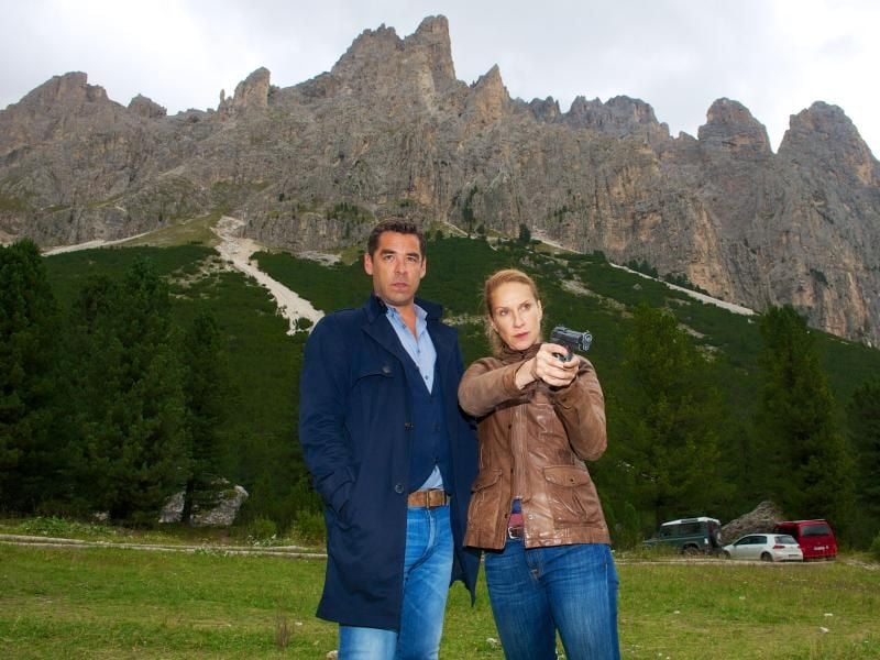 Sonja Schwarz (Chiara Schoras) und Matteo Zanchetti (Tobias Oertel) ermitteln in Bozen. Foto: Ursula Düren