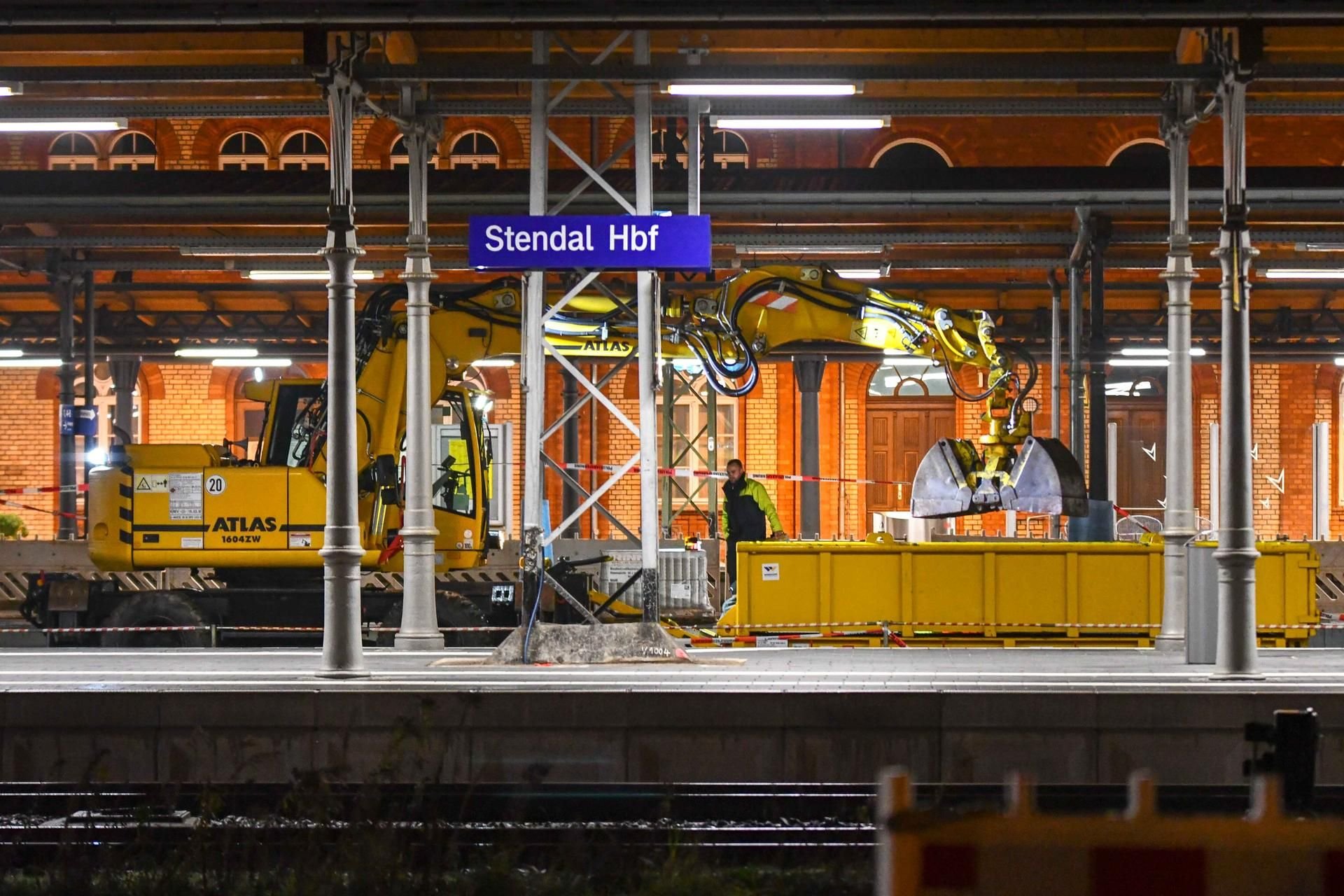 Bei Bauarbeiten am Stendaler Bahnhof waren die Arbeiter vermeintlich auf eine Fliegerbombe gestoßen. In der Nacht gab es dann Entwarnung.