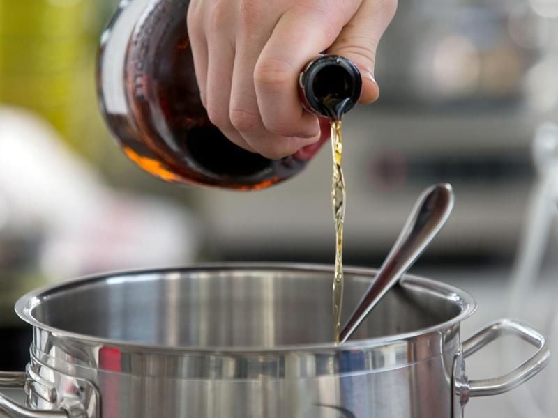 In ein Cassoulet kommt auch etwas Rot- oder Weißwein. Foto: Jens Büttner/Symbolbild