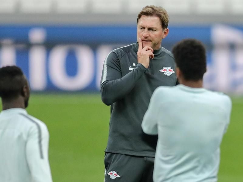 Der Leipziger Cheftrainer Ralph Hasenhüttl (M.) feilt an der Taktik für das Spiel in Istanbul. Foto: Jan Woitas